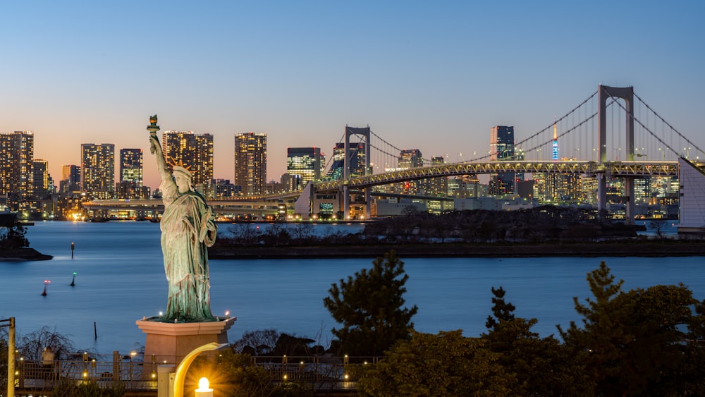 La Estatua de la Libertad se encuentra frente al horizonte de la ciudad