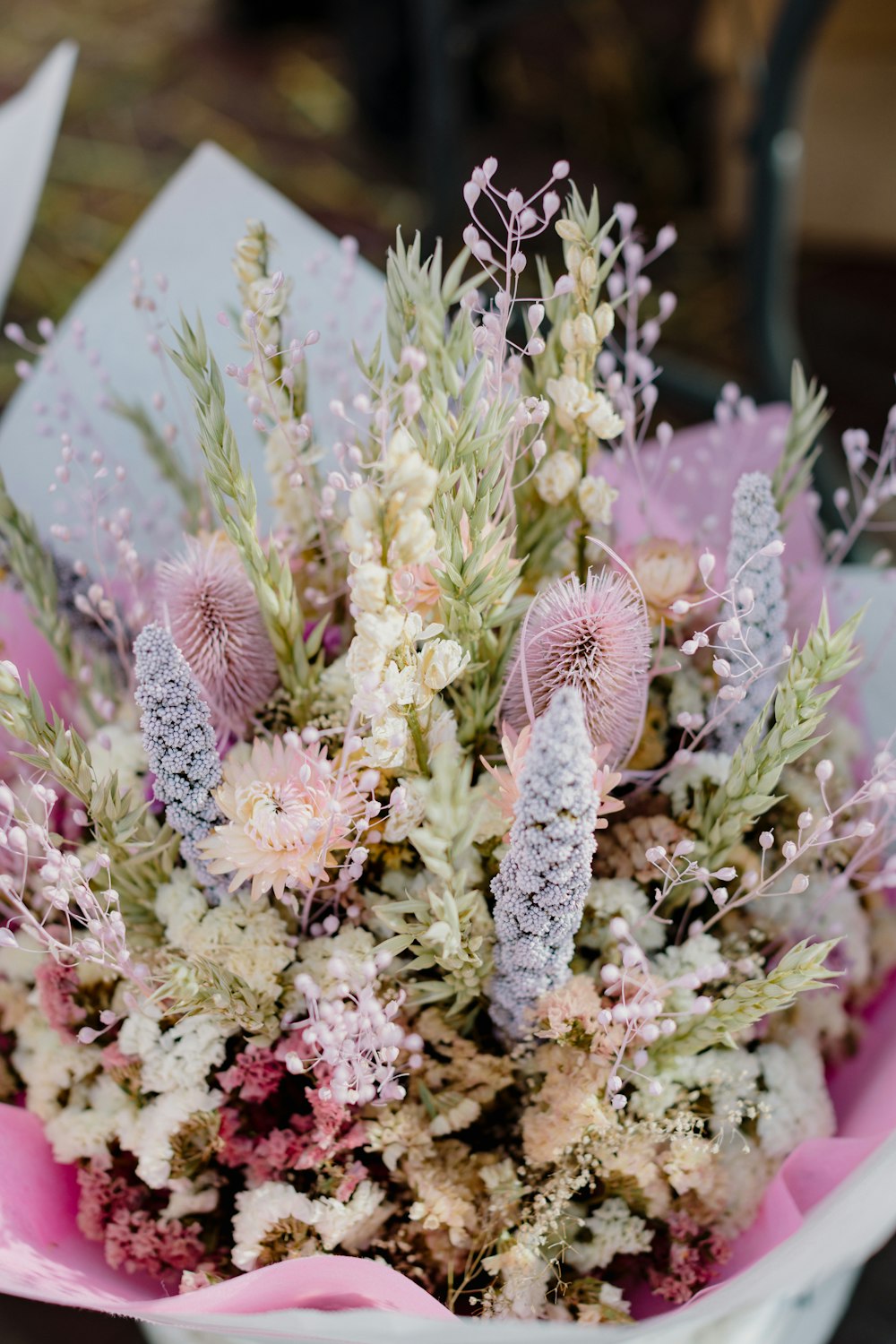 un mazzo di fiori seduto sopra un tavolo