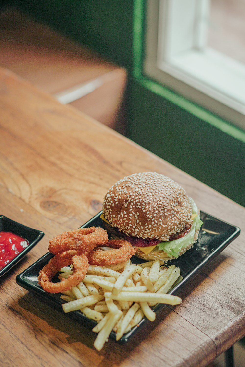 una hamburguesa y papas fritas en un plato sobre una mesa
