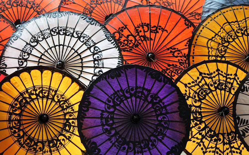 un groupe de parapluies colorés assis les uns à côté des autres