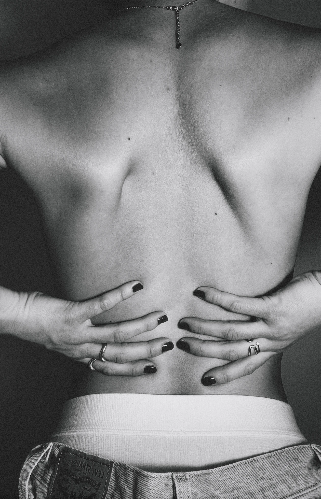 Femme tenant sa nuque - importance de l'oreiller cervical