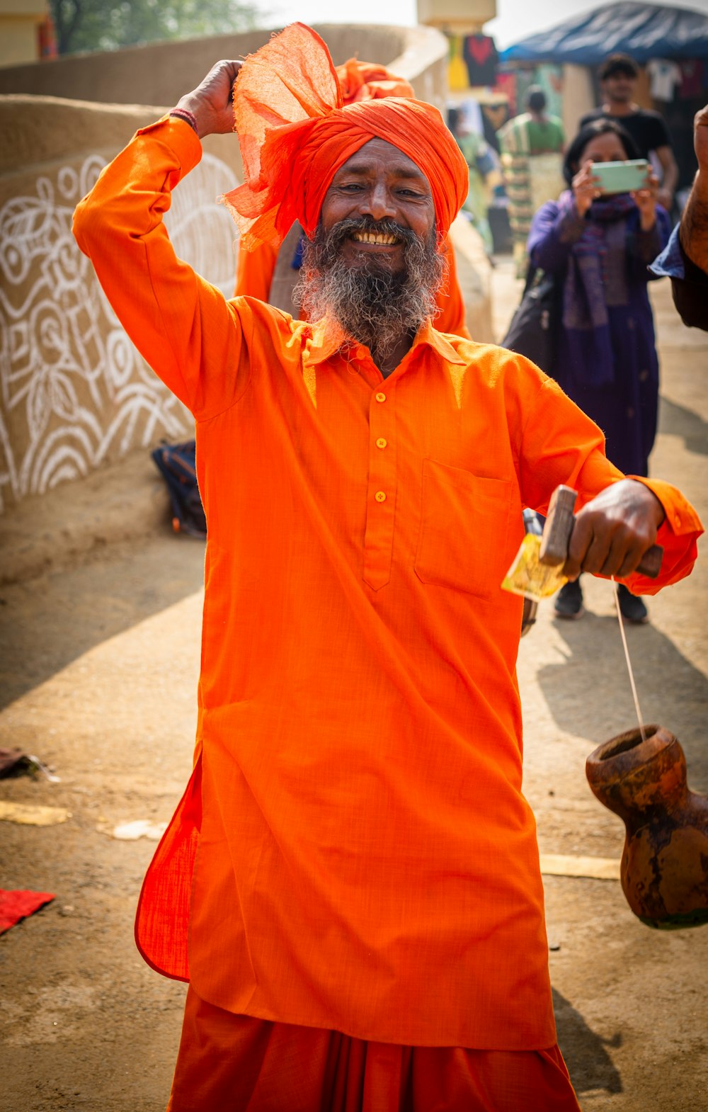 Un homme portant un turban orange et un pantalon orange photo – Photo  Adulte Gratuite sur Unsplash