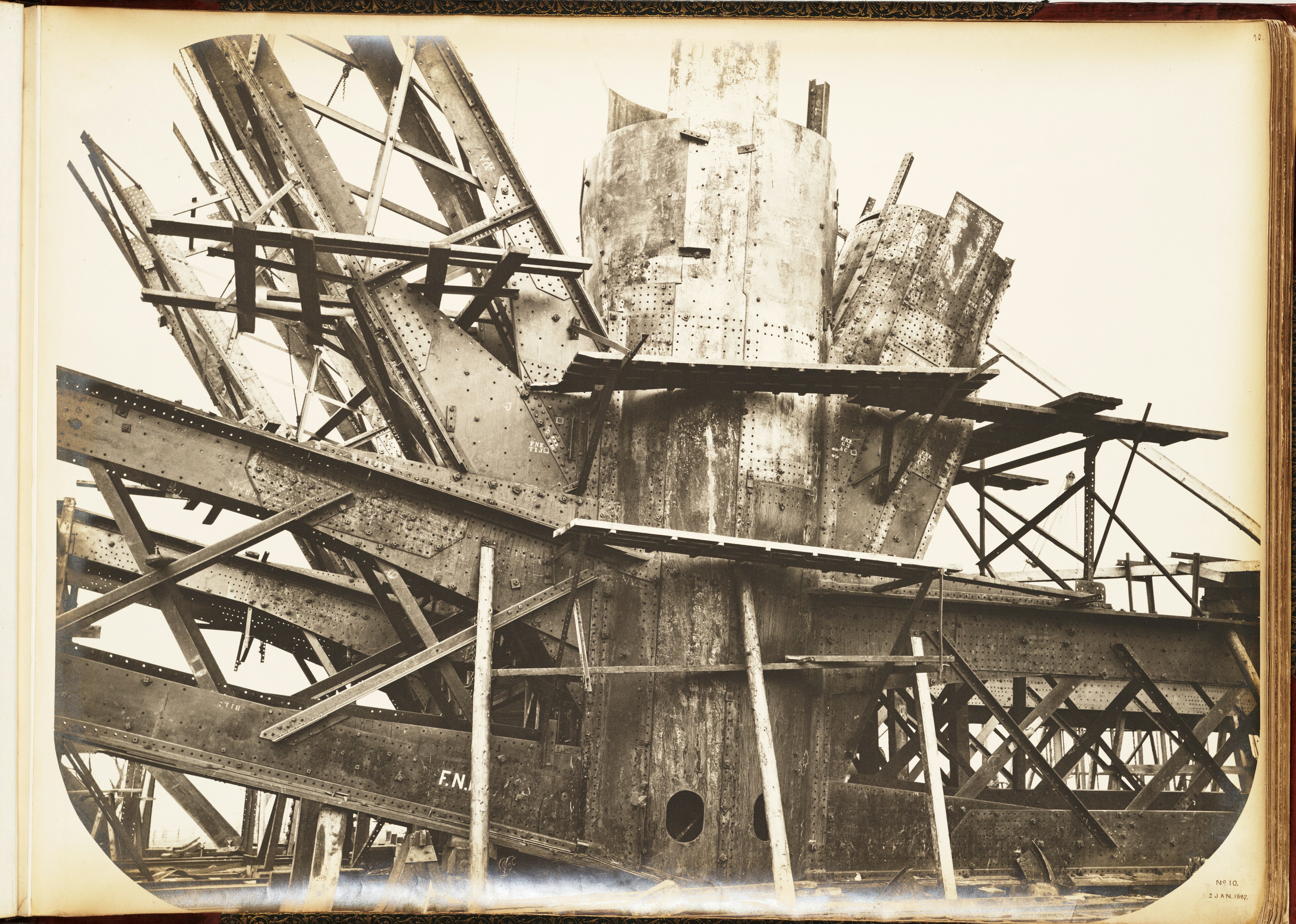 مقارنة بين استخدام الحديد والفولاذ في الهياكل المعدنية