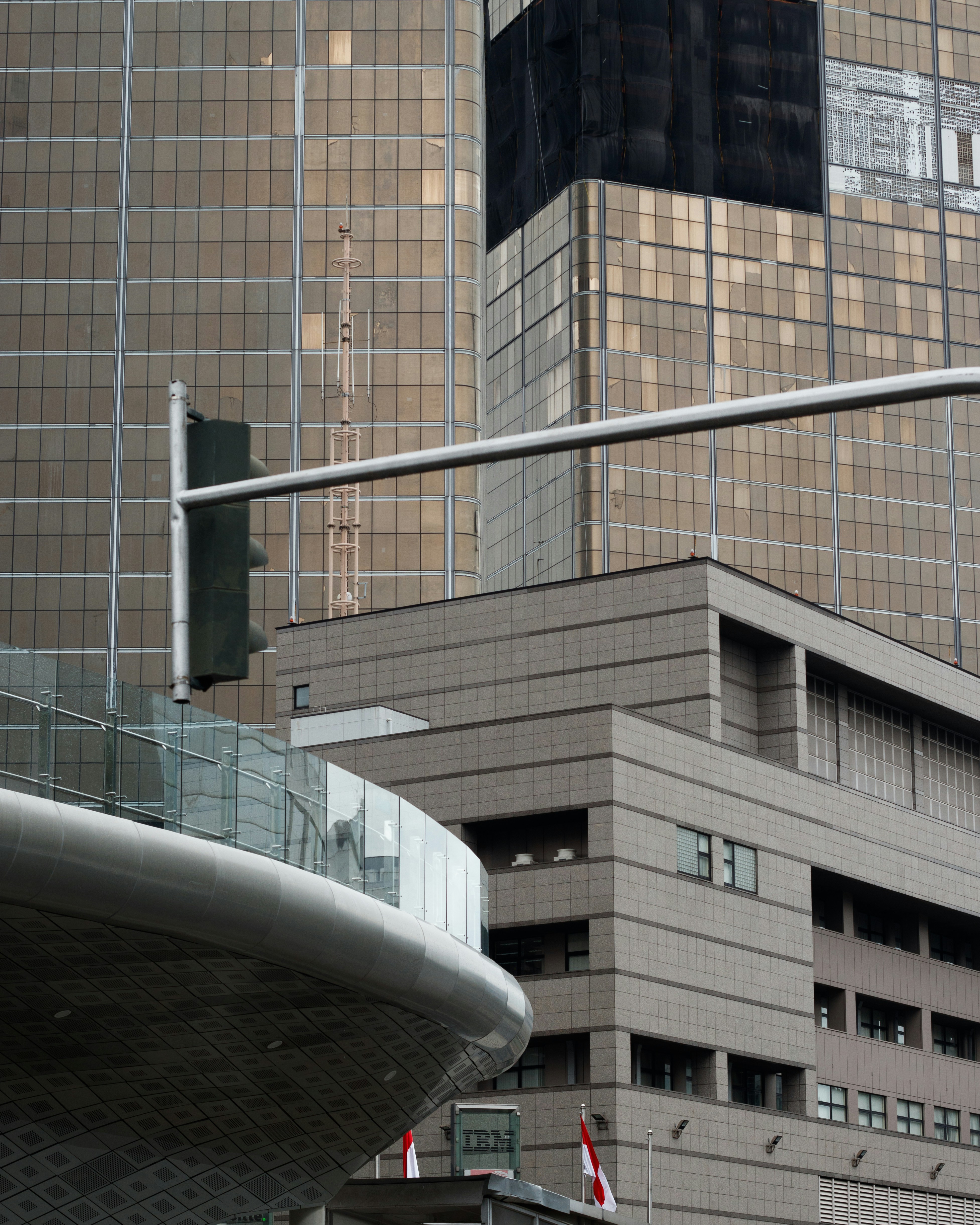 a traffic light in front of a large building
