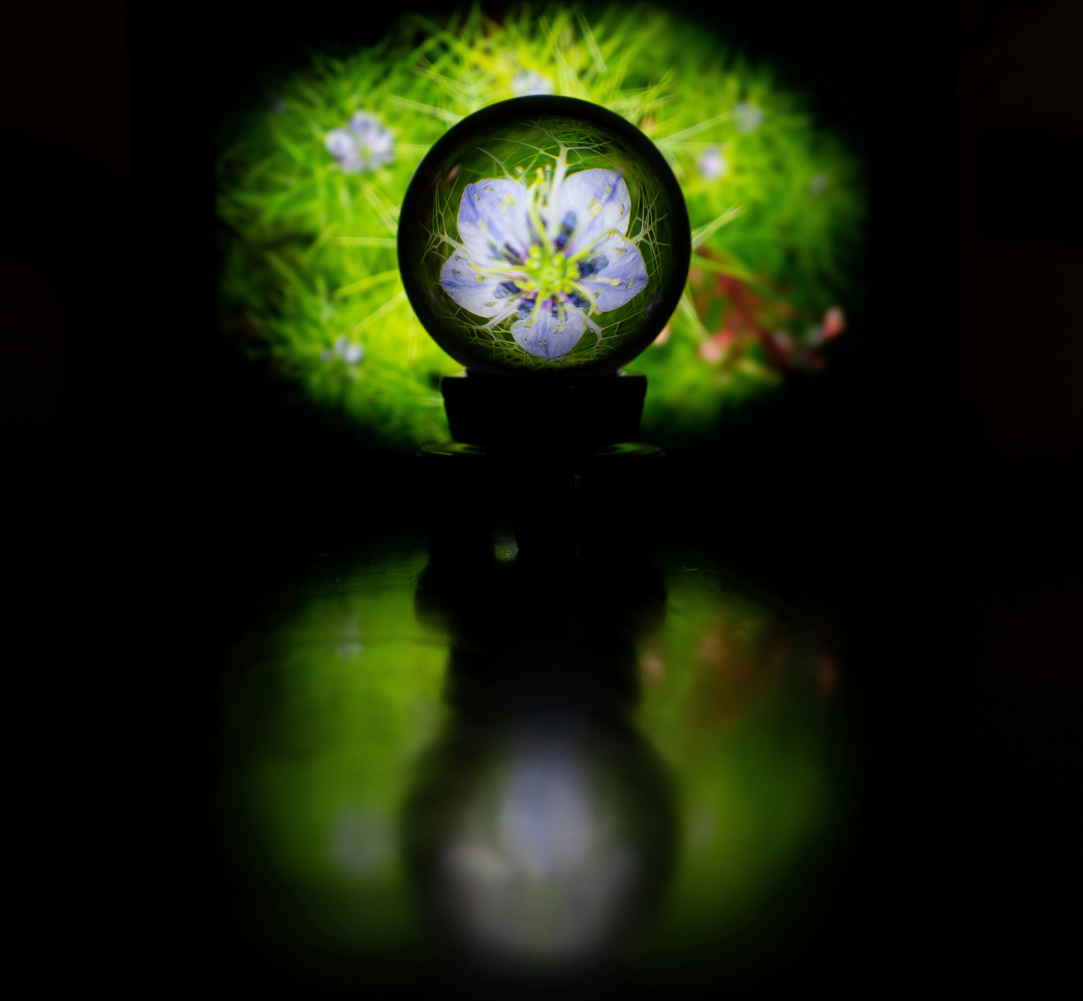 une boule de verre posée sur une table