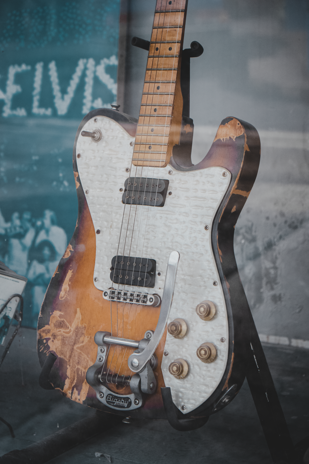 a guitar is sitting on display in a shop window