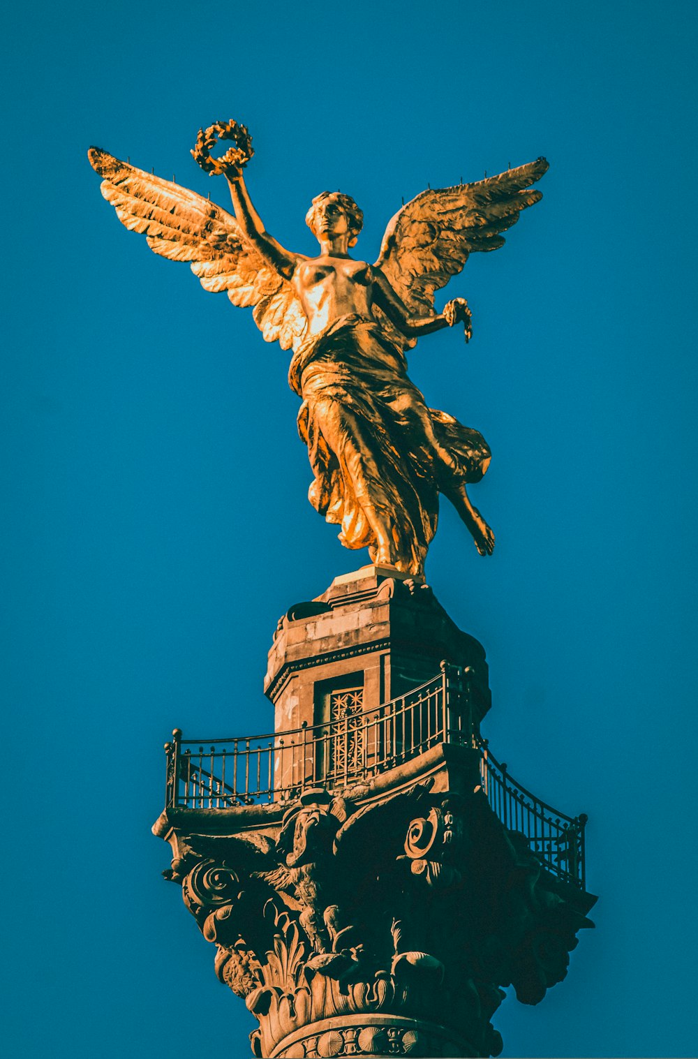 uma estátua de um anjo no topo de um edifício