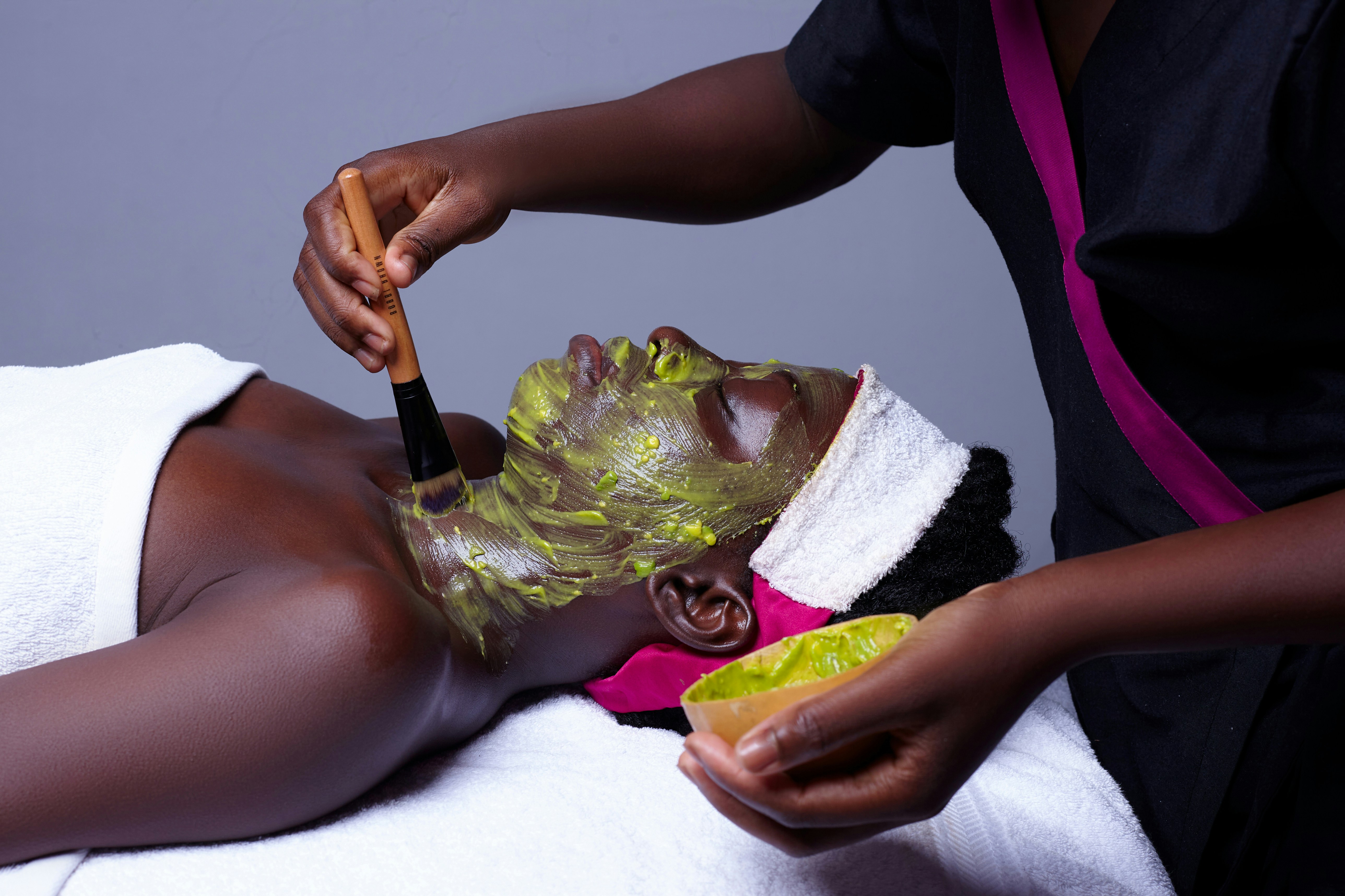 Eine Frau bekommt eine Gesichtsmaske auf ihr Gesicht