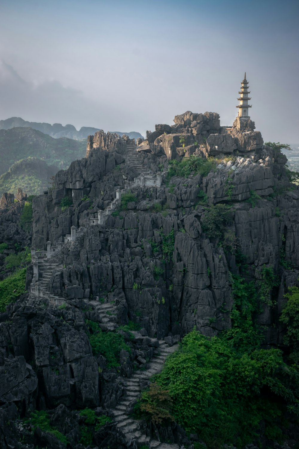 une montagne surmontée d’une pagode