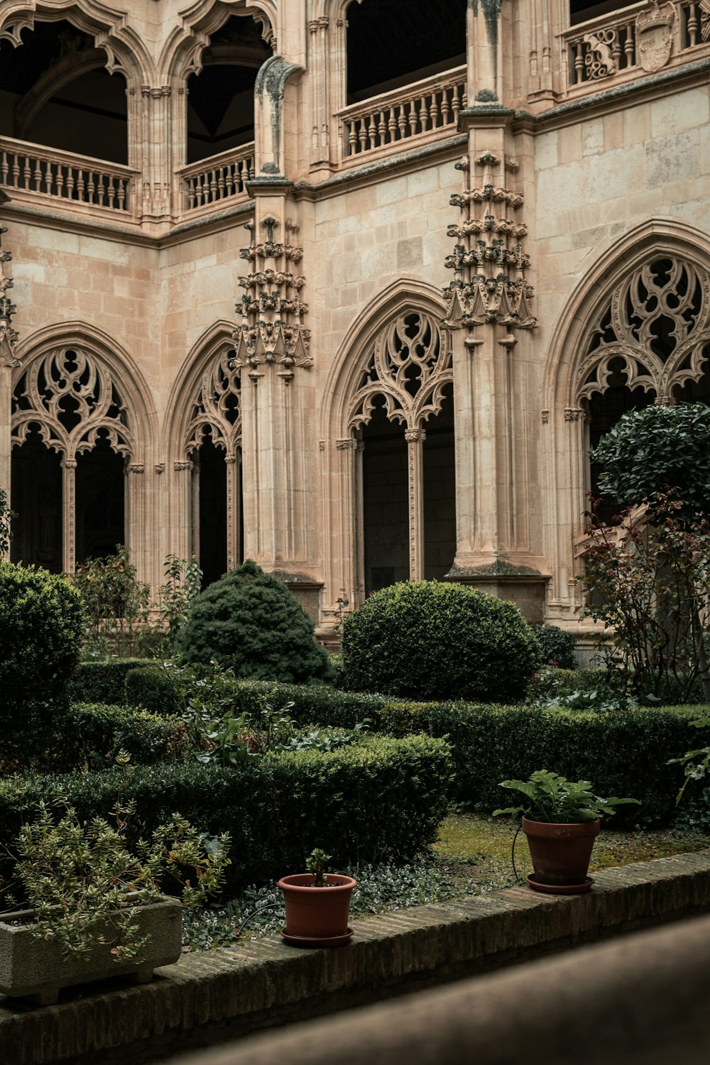 a large building with a bunch of plants in front of it