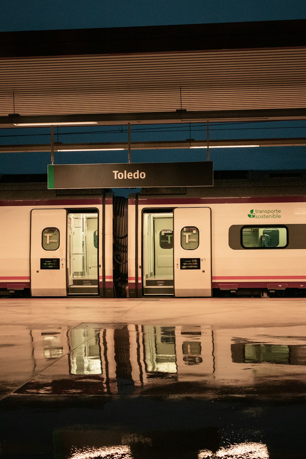 un treno è fermo in una stazione ferroviaria