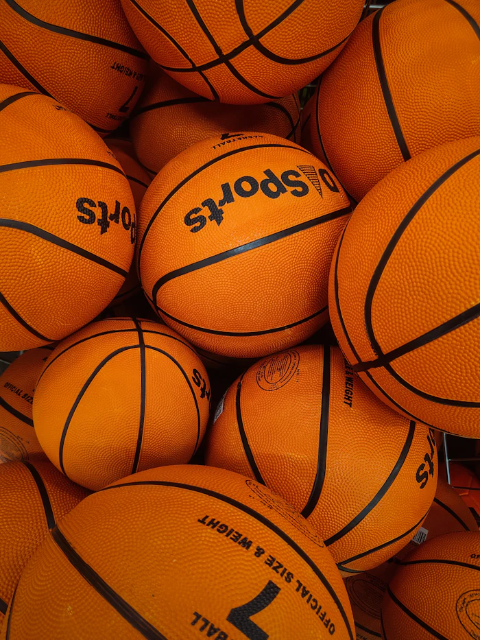 Bolas de basquete empilhadas