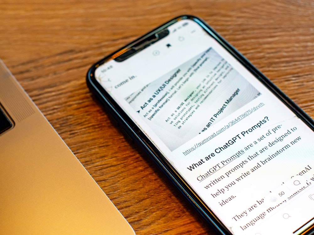 gros plan d’un téléphone portable sur une table