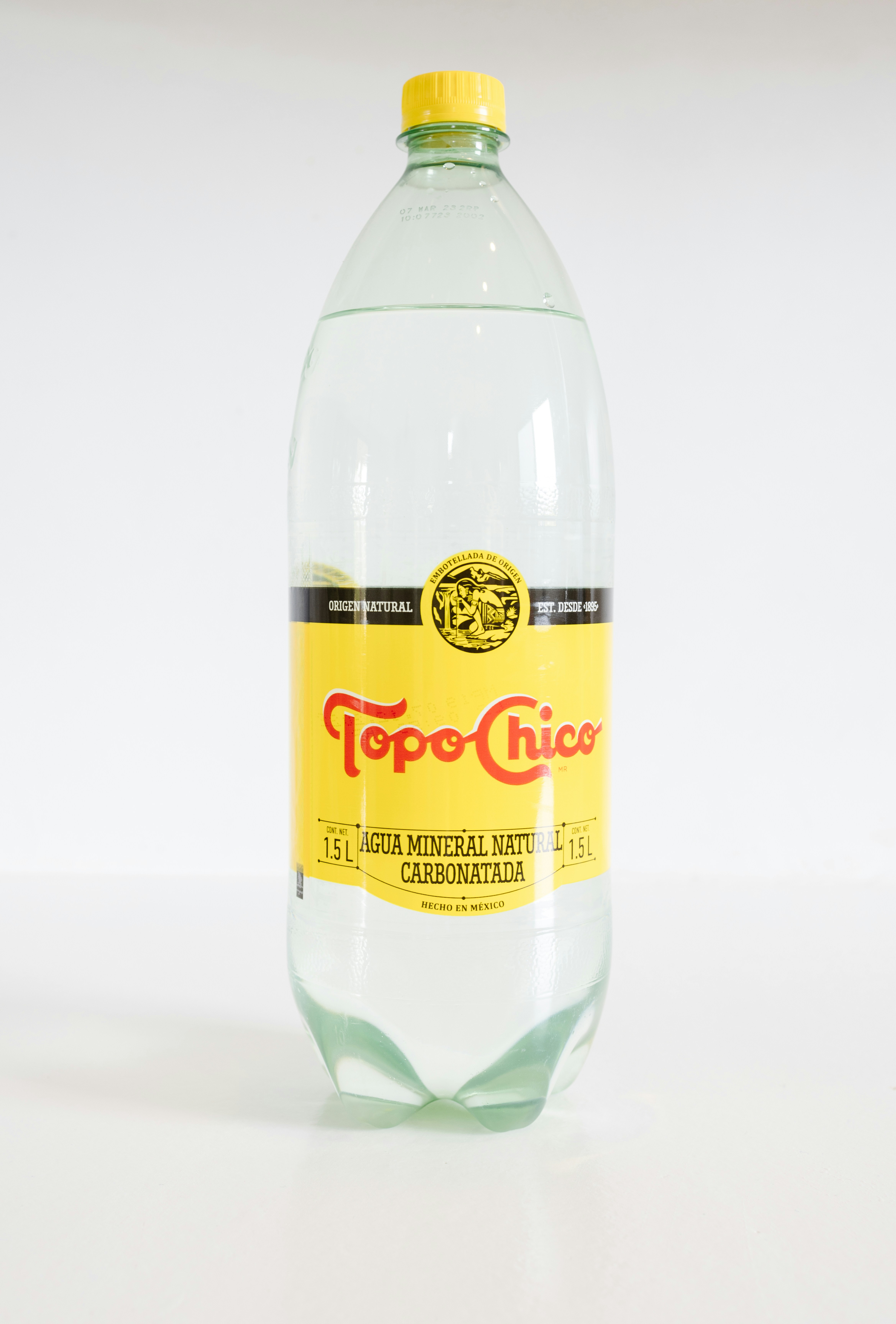 Eine Flasche Topo - Cioc Wasser auf weißer Oberfläche