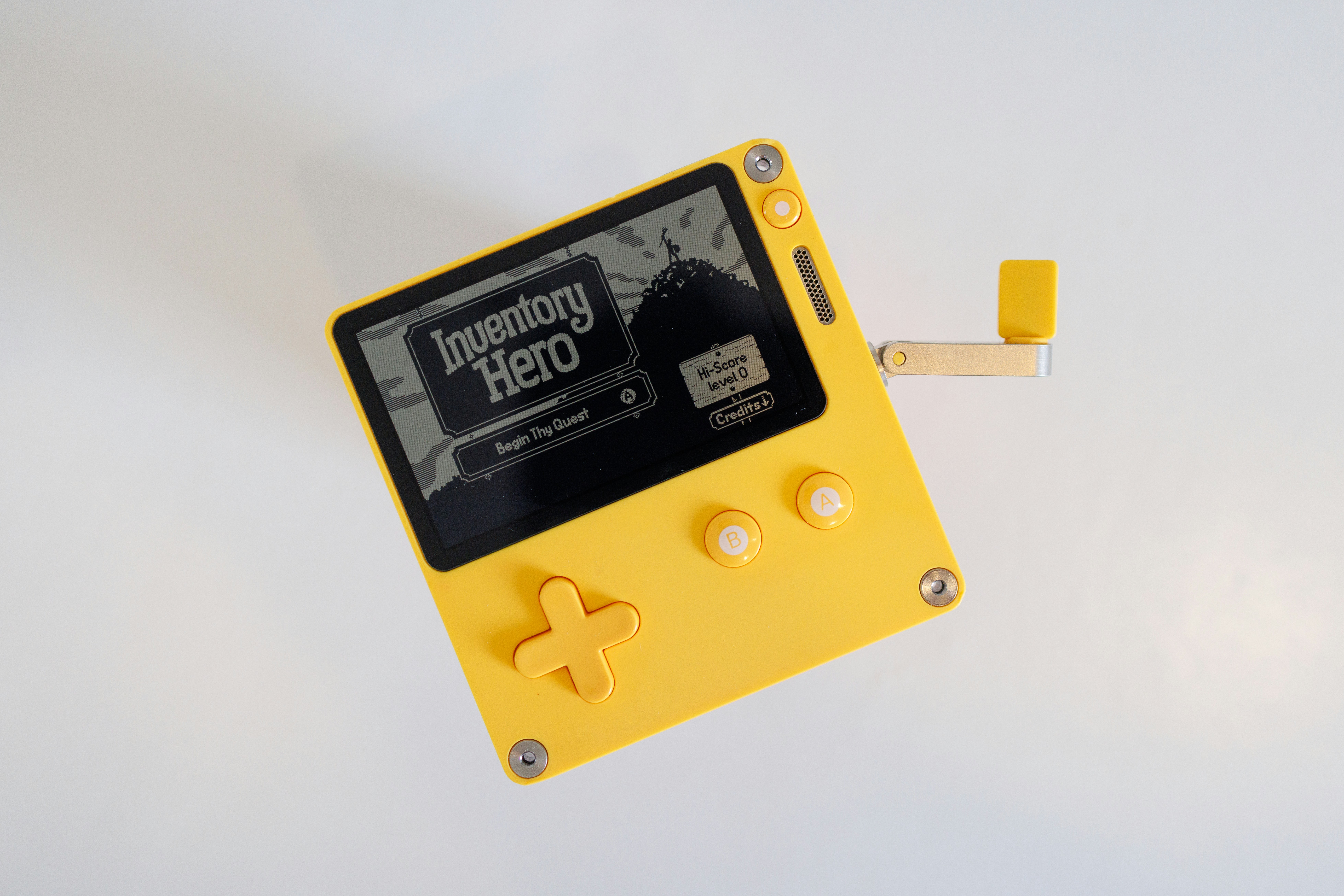 Una Gameboy amarilla y negra con fondo blanco