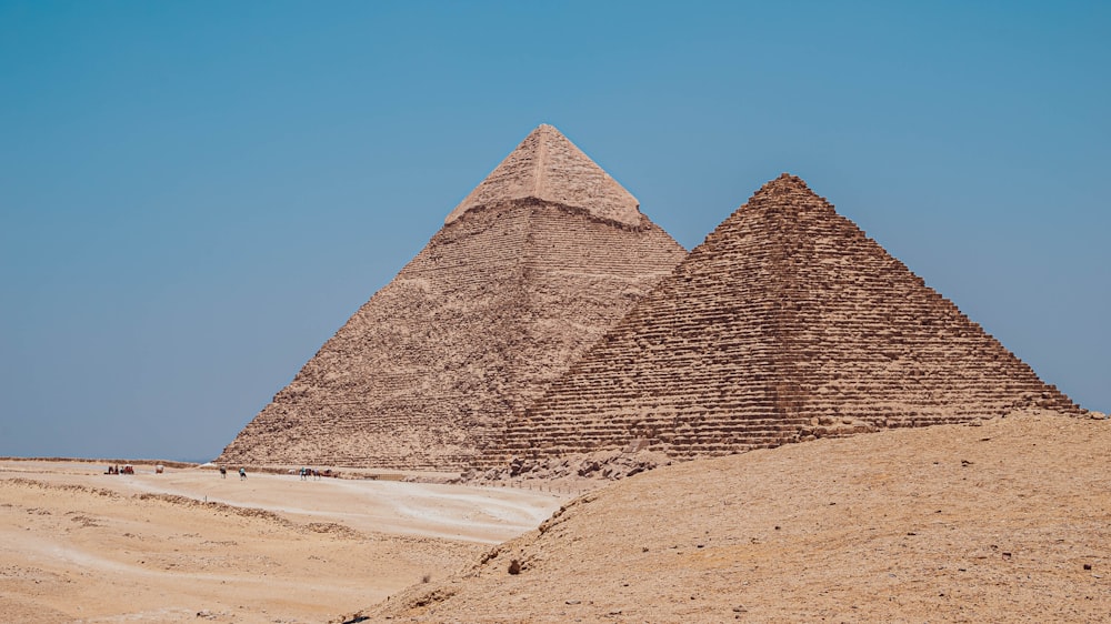 青い空を背景に砂漠の2つのピラミッド