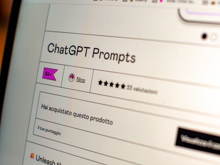 A computer screen displaying a webpage titled 'ChatGPT Prompts' with a price tag, user avatar, and a star rating of five stars based on 33 reviews. The page includes some text in Italian, indicating user purchase and score.