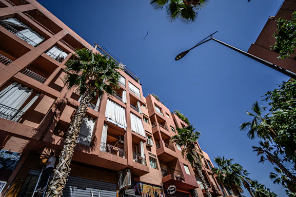 A friendly agent handing keys to a smiling client in a sunny Tampa apartment lobby.
