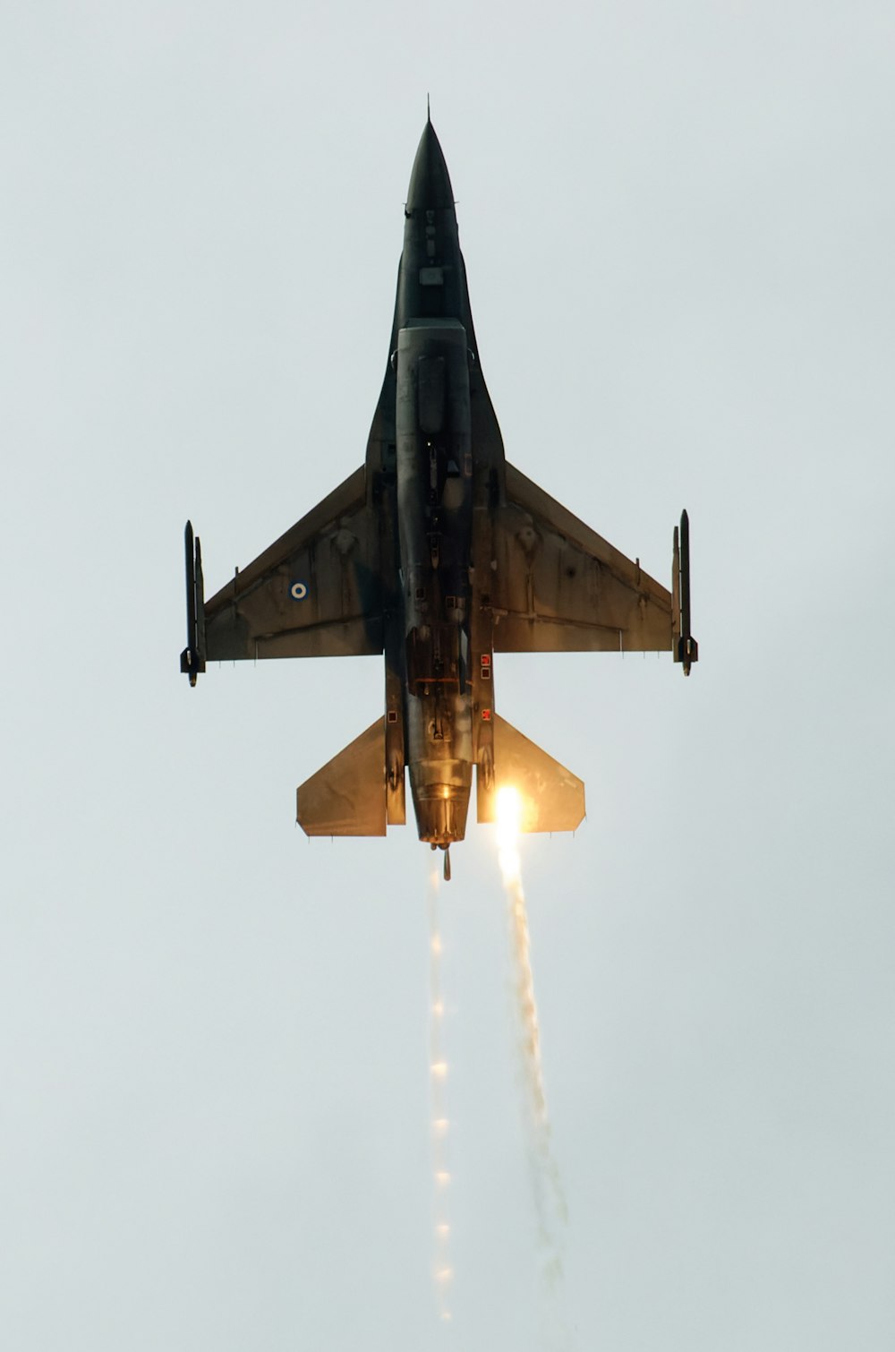 Un jet da combattimento che vola nell'aria con una scia di fumo che esce da esso