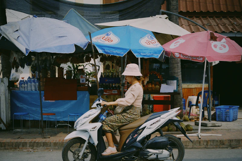 Sugar Mommy ขับสกู๊ตเตอร์ลงถนนข้างร่ม