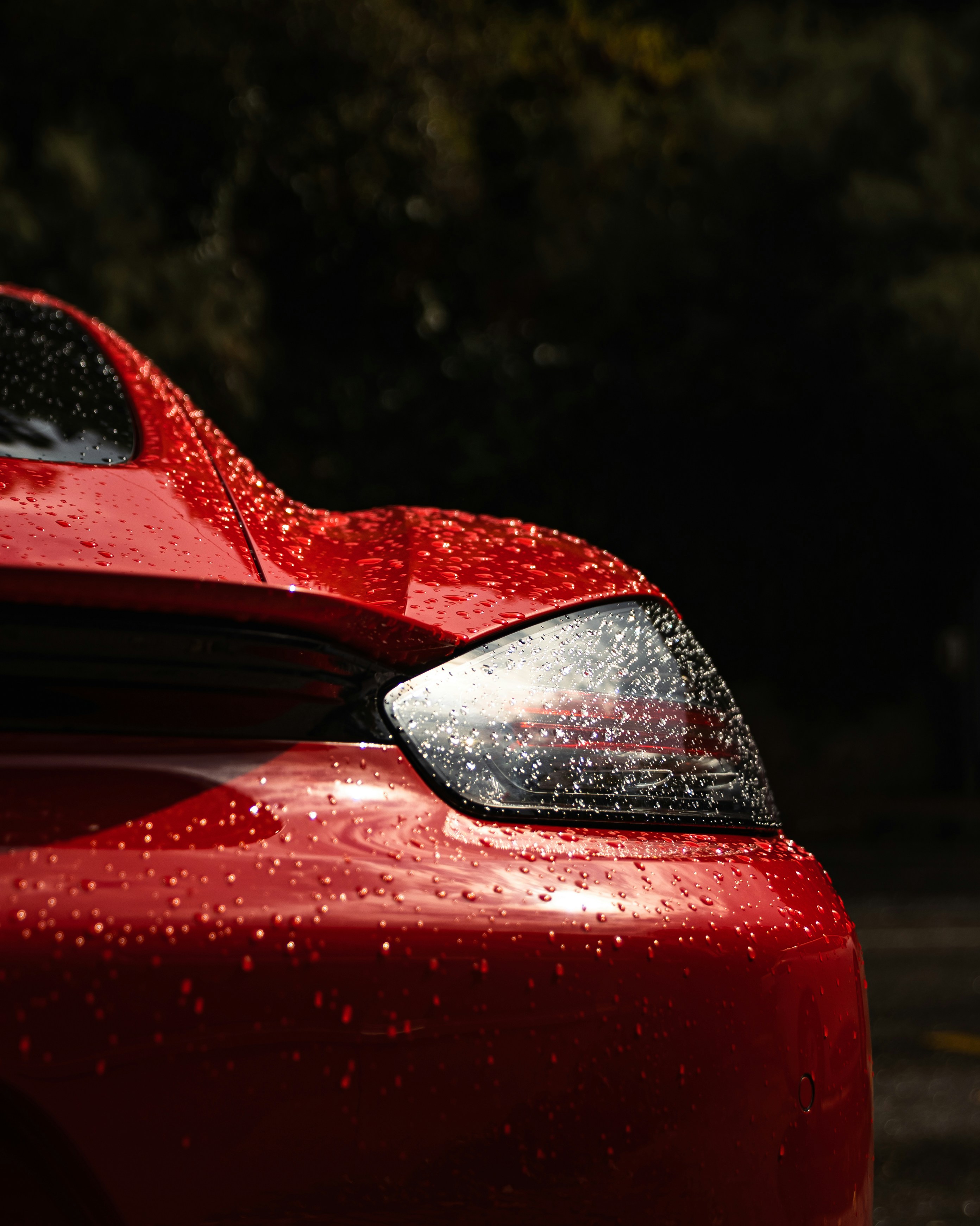 une voiture rouge garée dans un parking