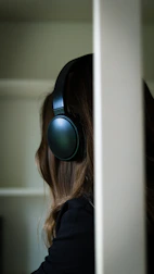 User wearing rxx headset with city noise fading away, showing noise cancellation.