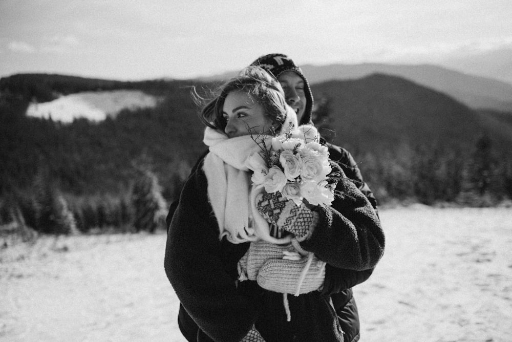 Una mujer cargando a un niño en la nieve