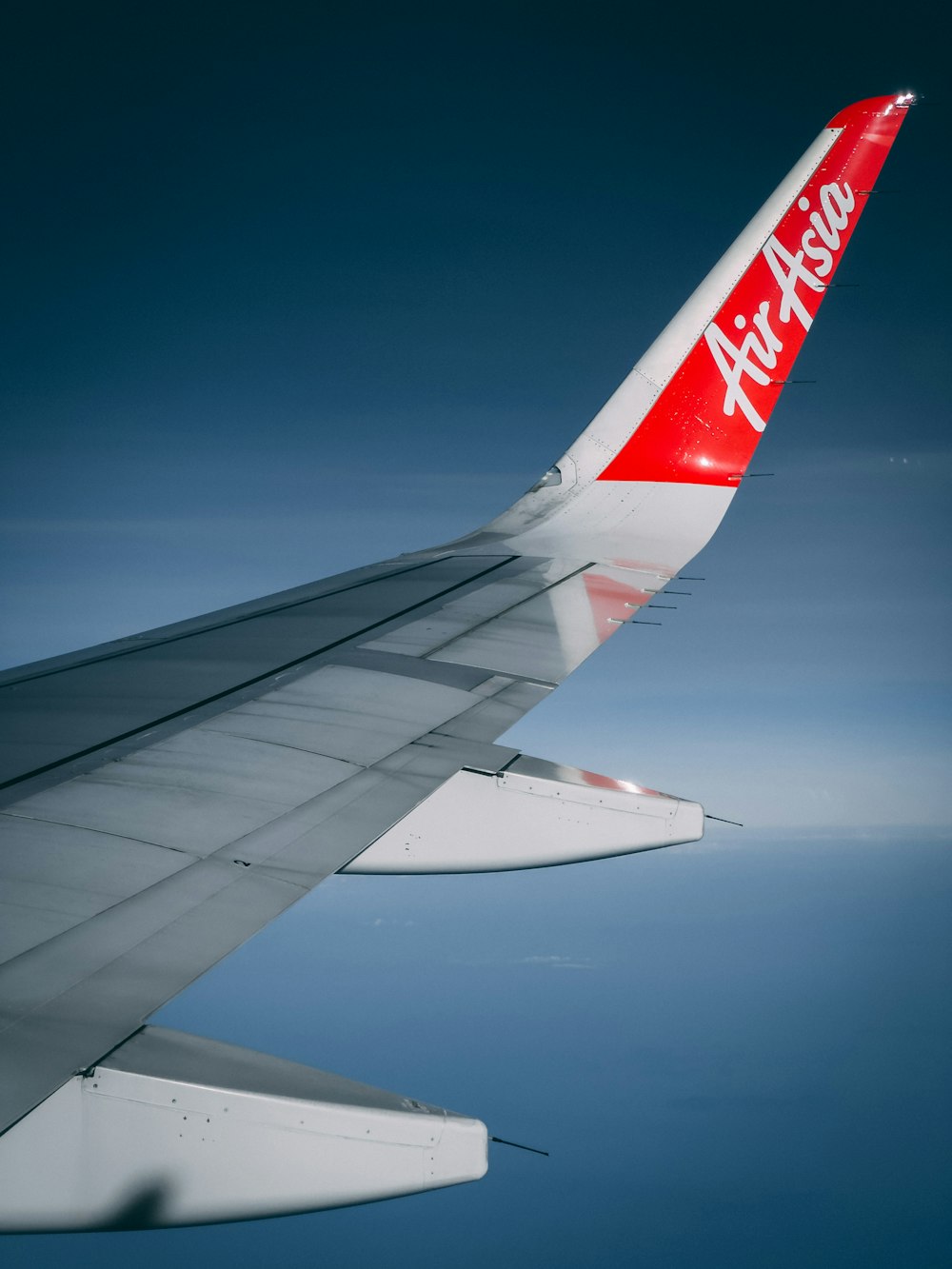 Une vue de l’aile d’un avion dans le ciel