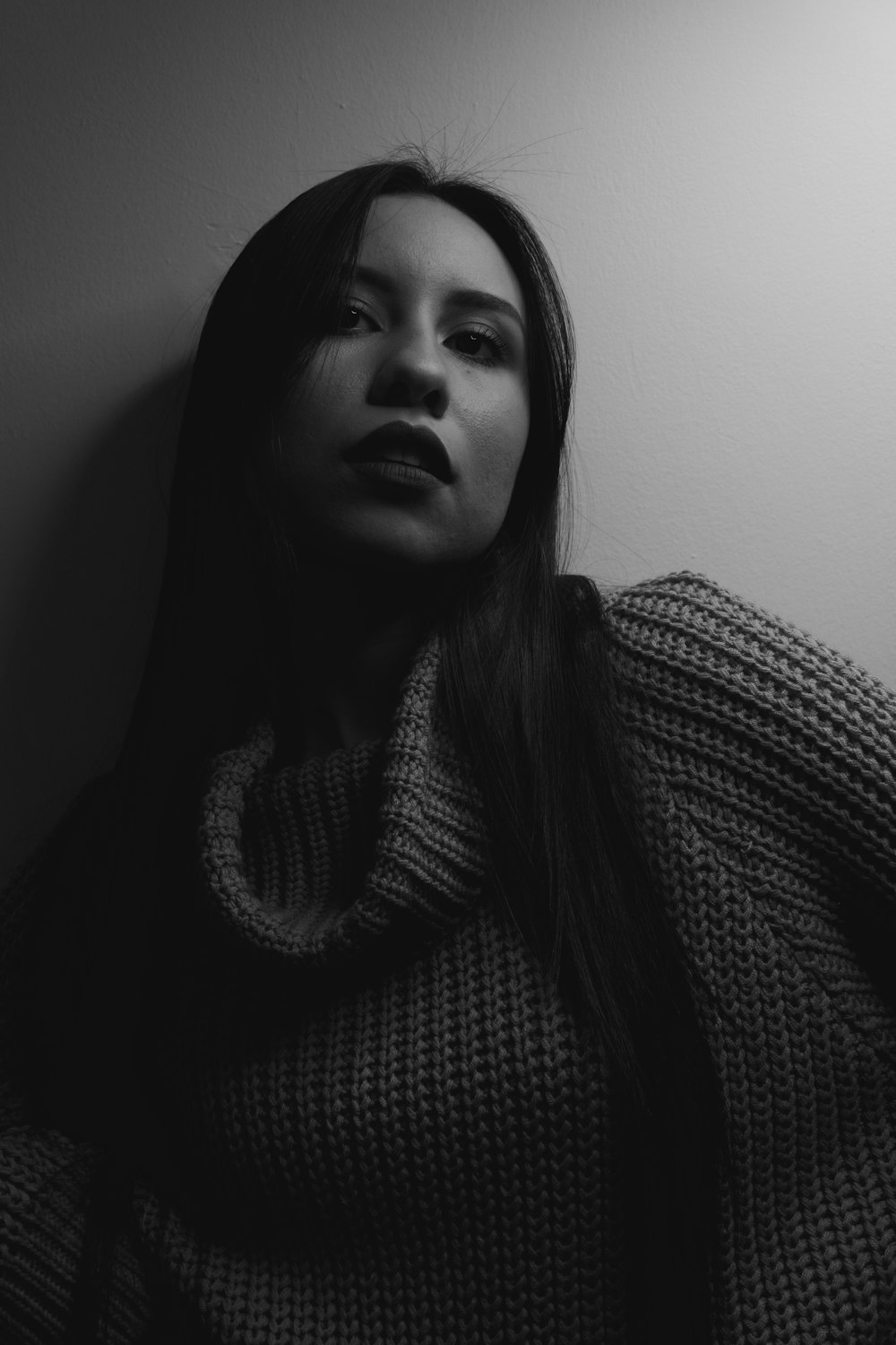 Una foto en blanco y negro de una mujer con un suéter