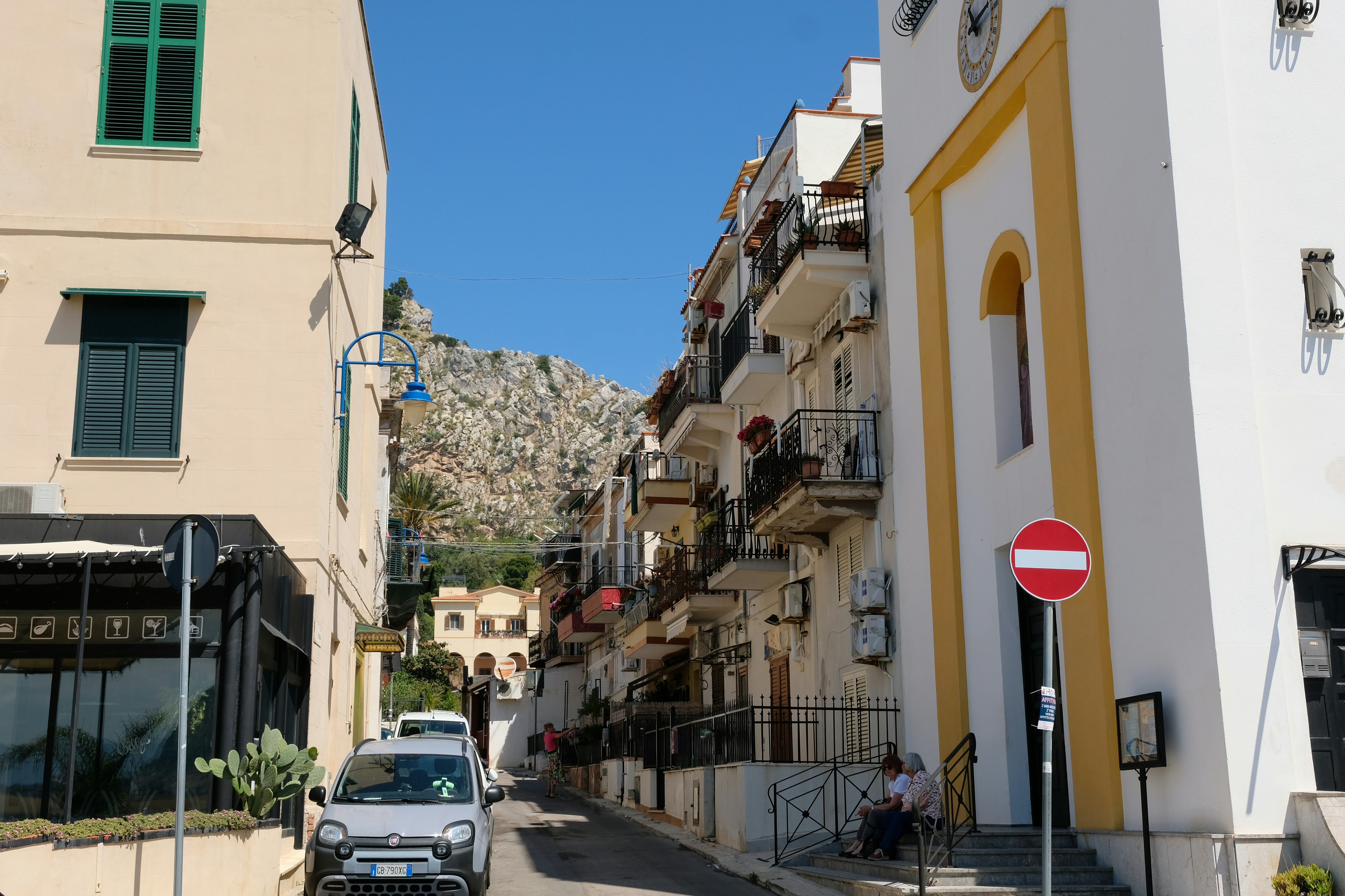 Photo by octoberfalling