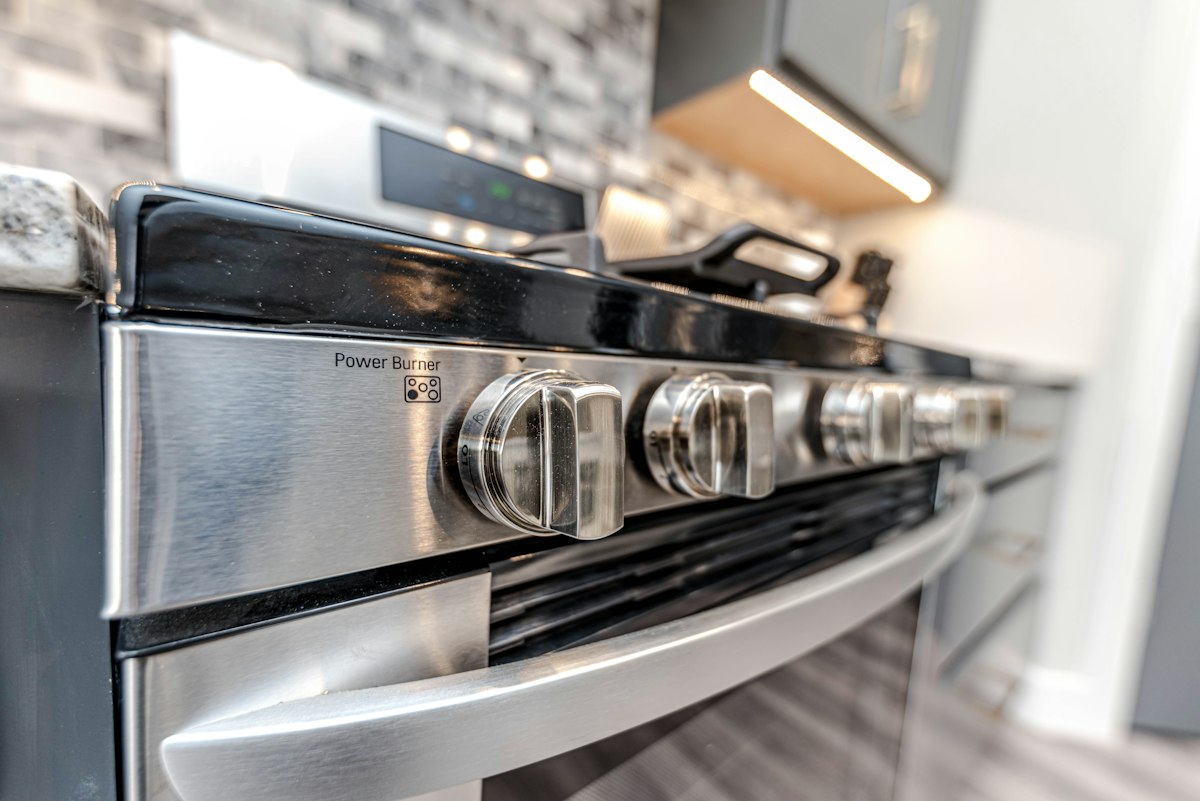 Fogão e forno embutidos em uma cozinha
