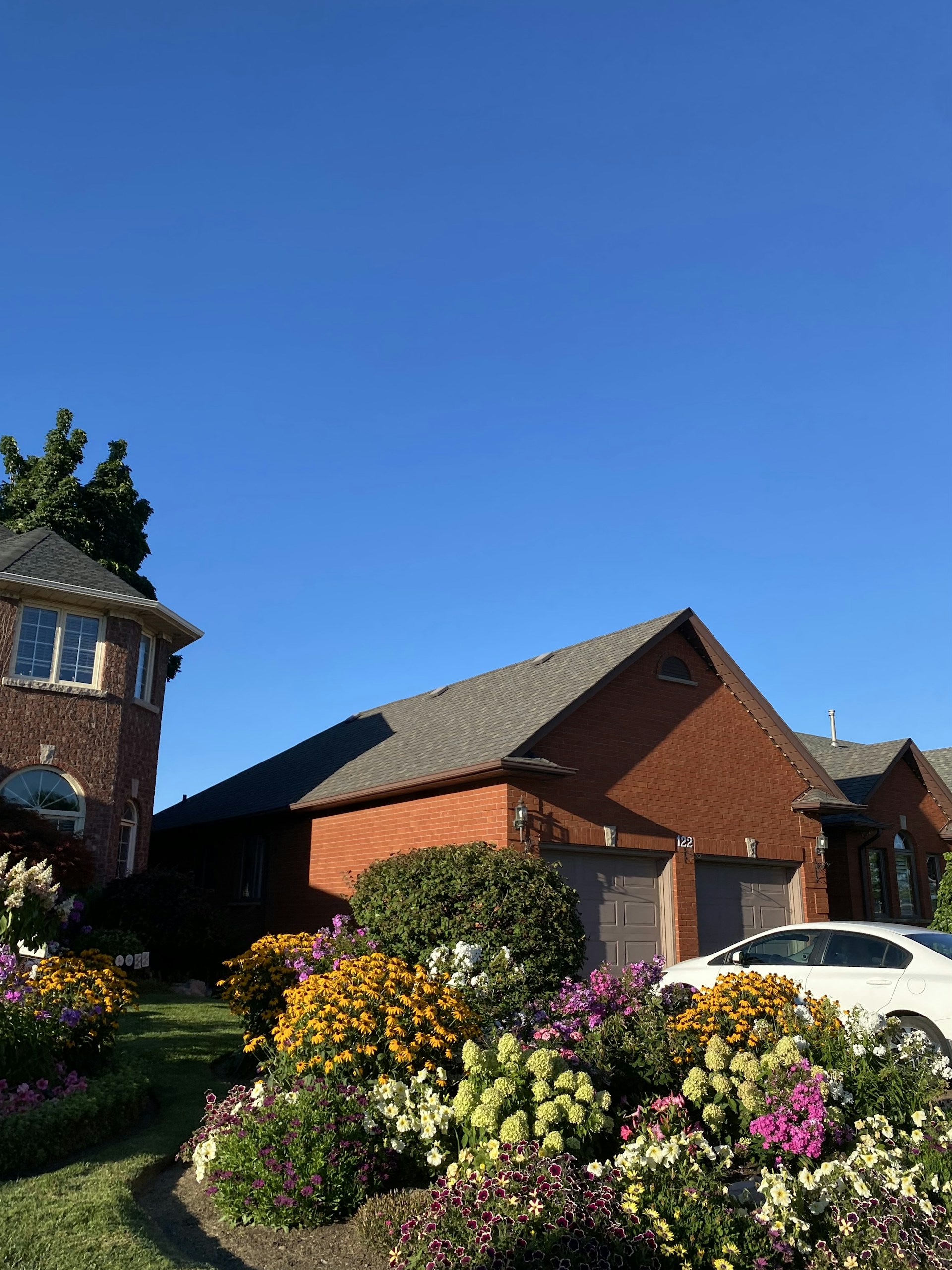 gray computer monitor