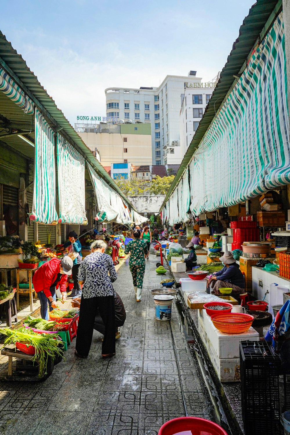 um grupo de pessoas em pé em torno de um mercado