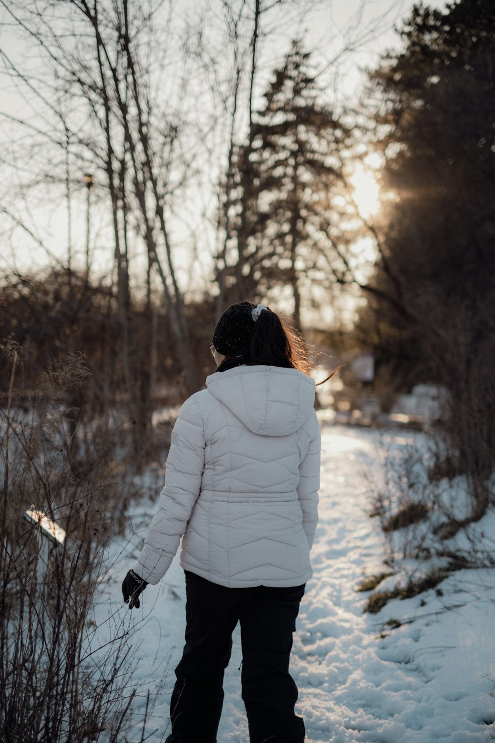 雪の中を歩く少女