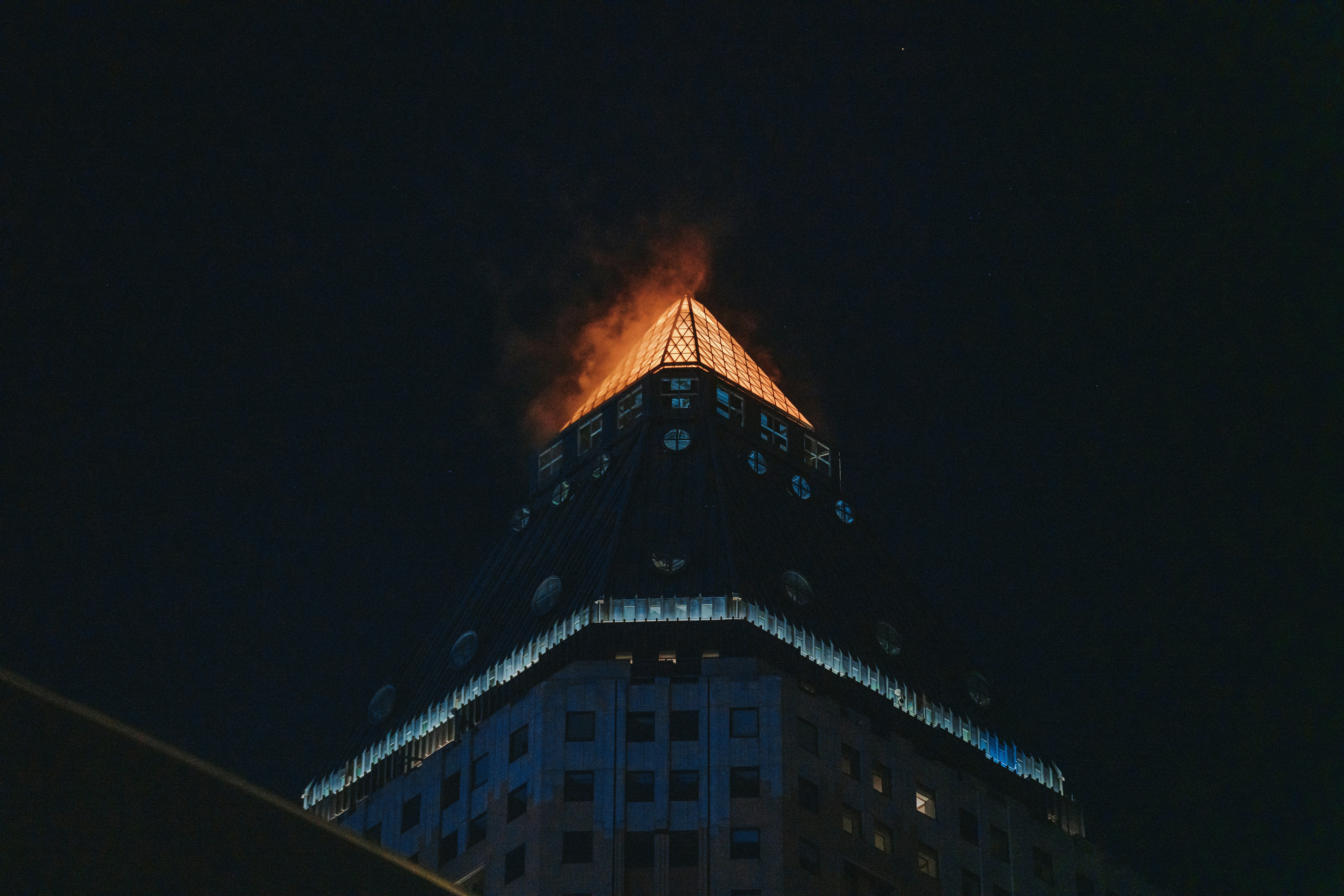 Gedung DPR RI yang terbakar