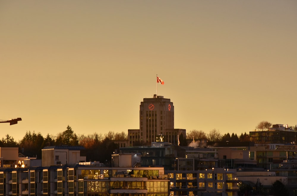 Una vista de una ciudad con una bandera en la parte superior de un edificio
