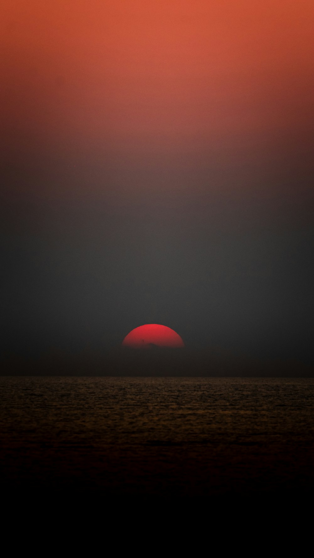 太陽が海の地平線に沈む
