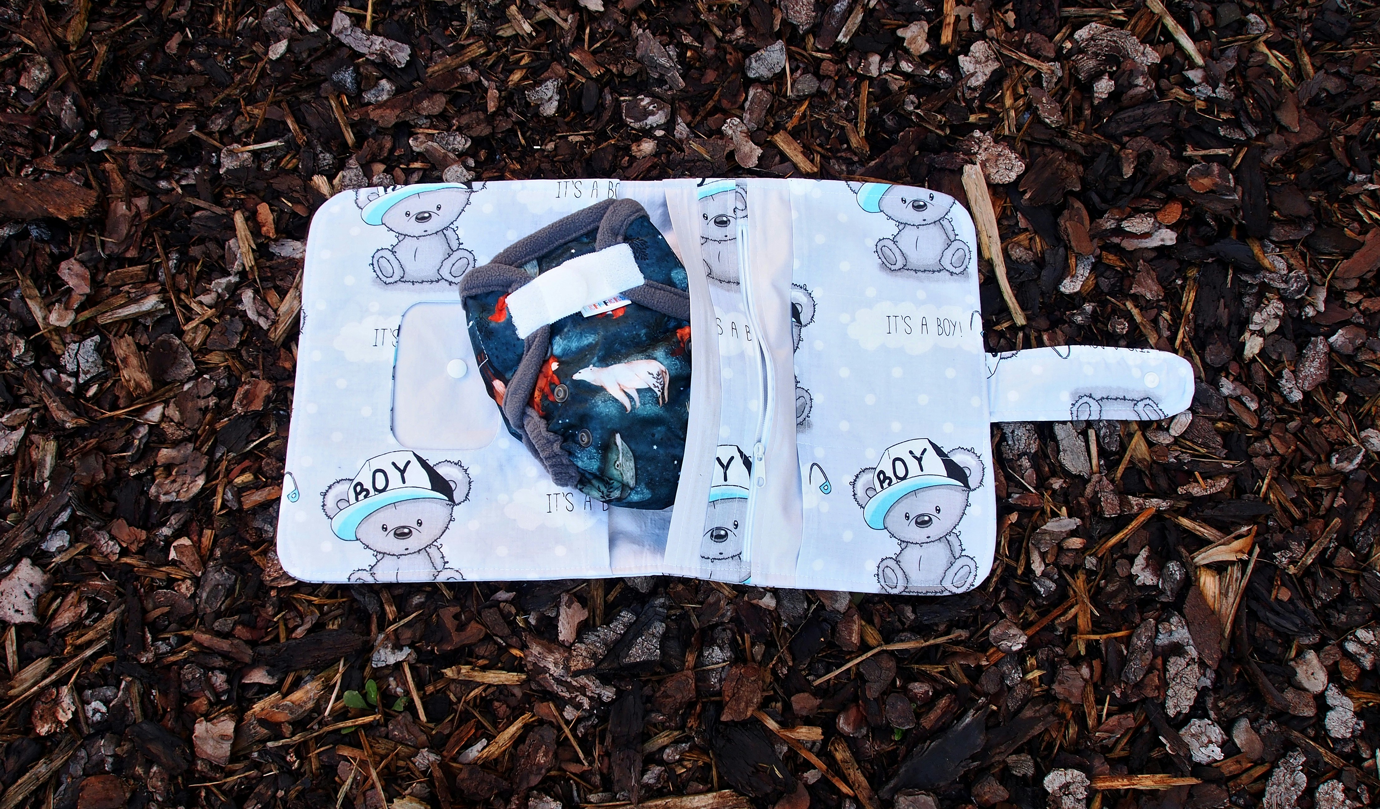 ein Babylätzchen, das auf einem Laubhaufen liegt