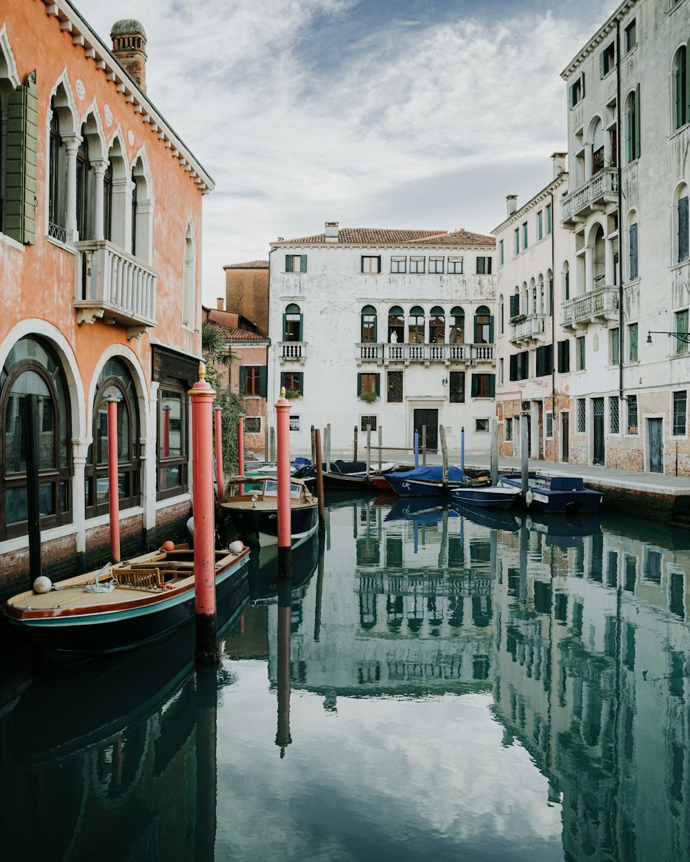 a body of water surrounded by buildings and boats