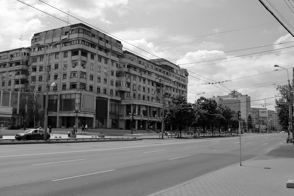 a black and white photo of a city street