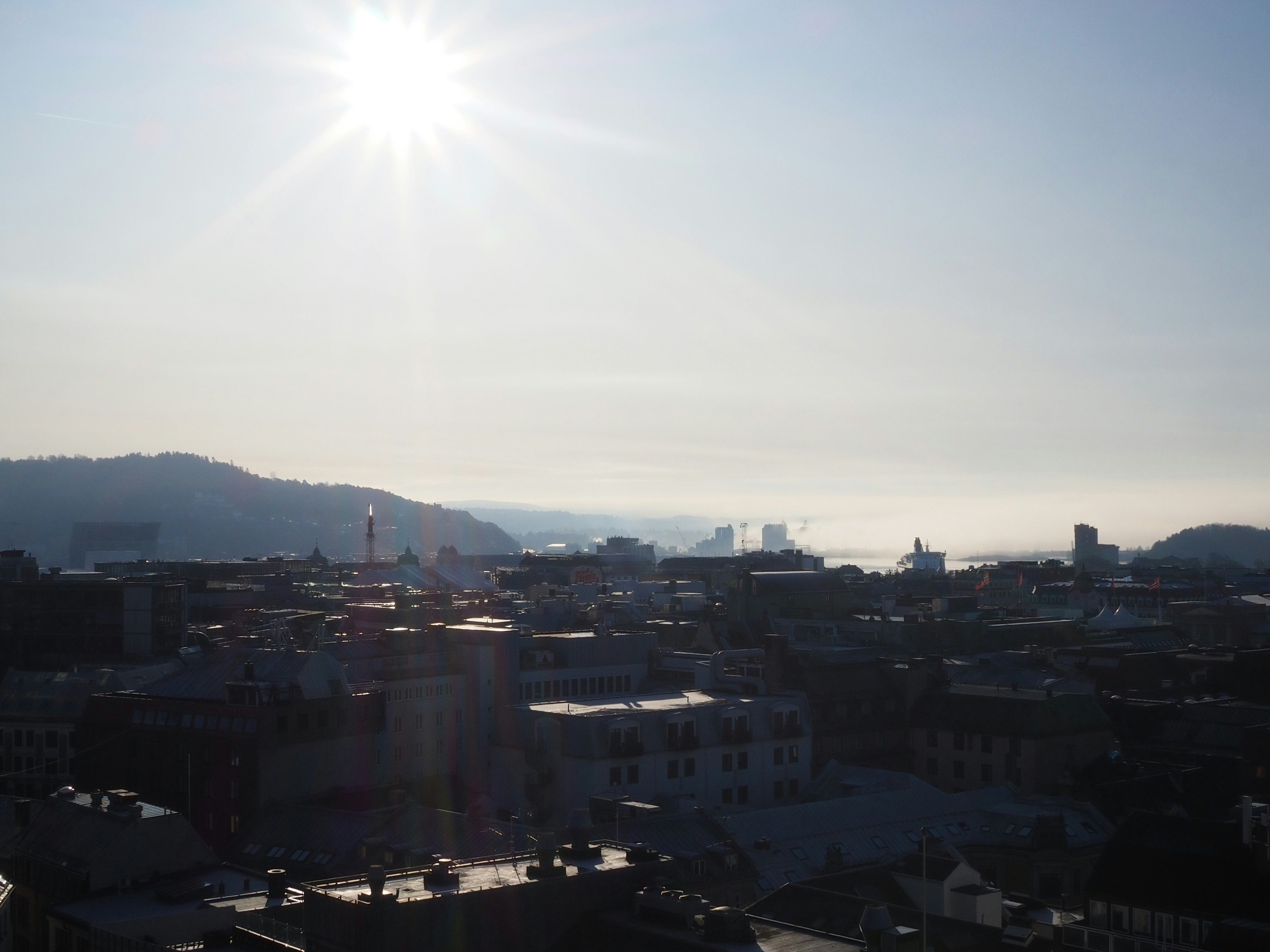 Il sole splende luminoso su una città