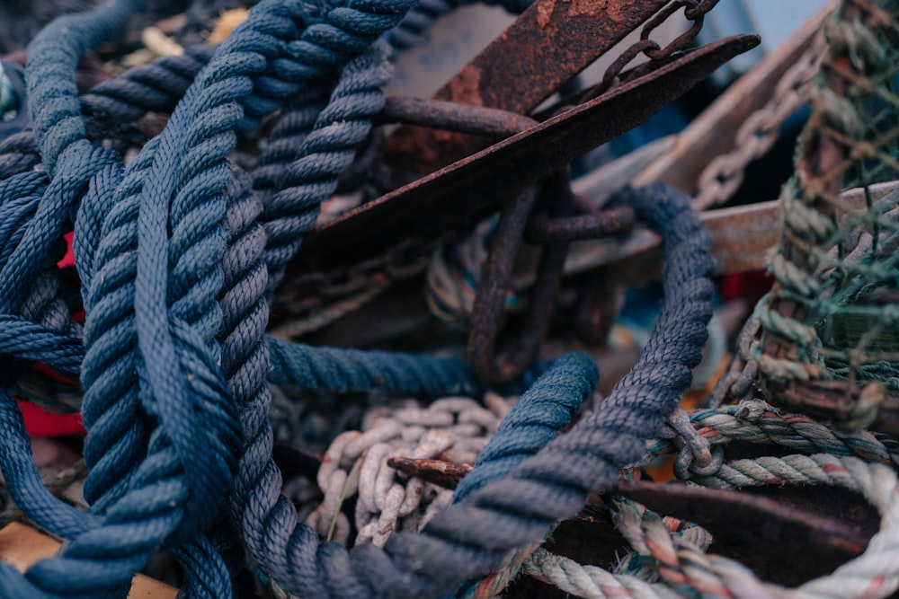 a close up of a bunch of ropes and ropes