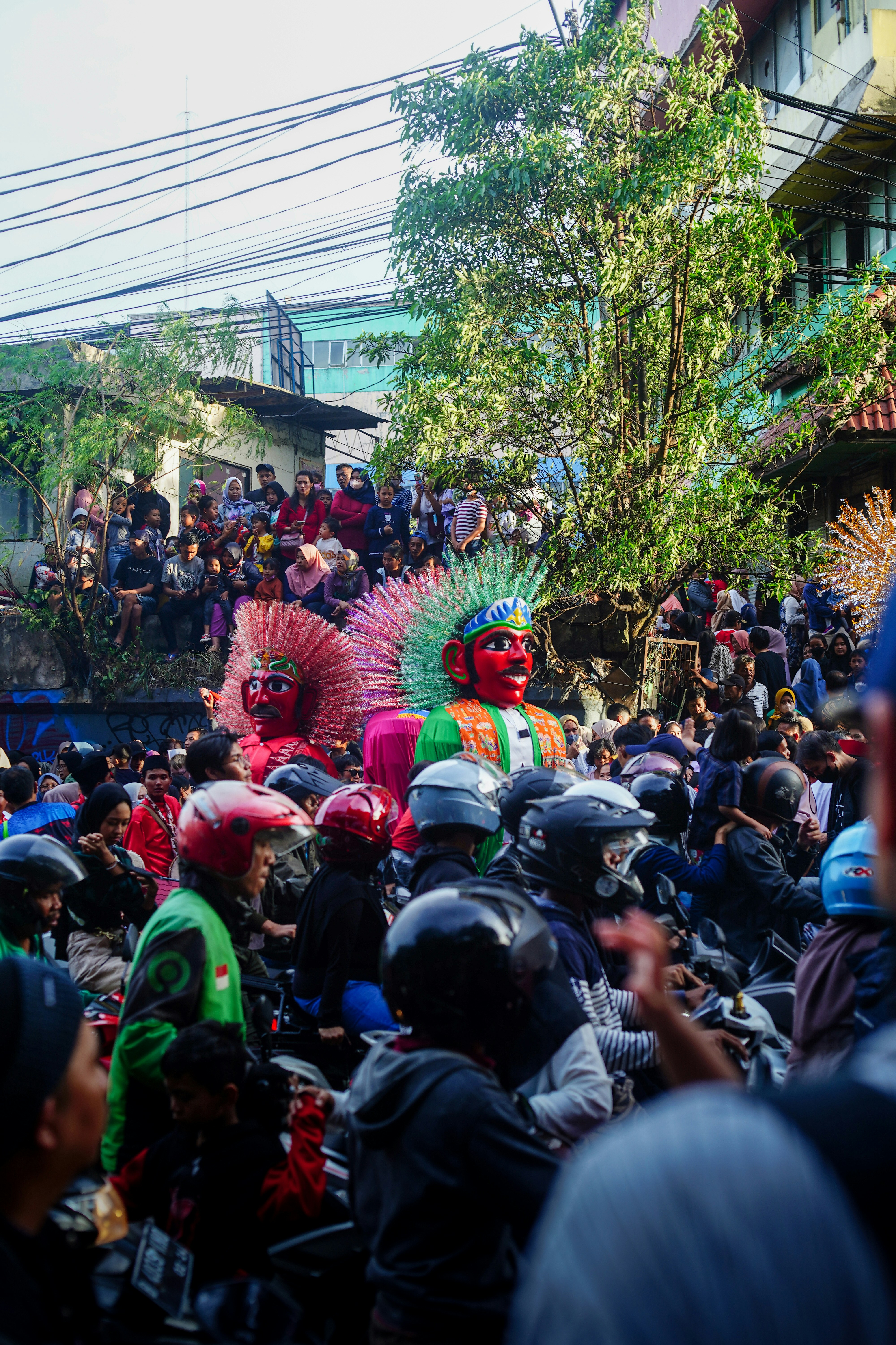 sekelompok orang mengendarai sepeda motor di jalan