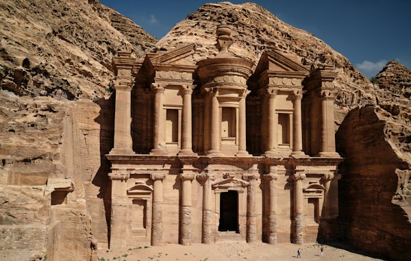 نمای بزرگ دیر (الدیر) تراشیده در کوه با ستون‌ها و کوزه‌ی سنگی بالای آن