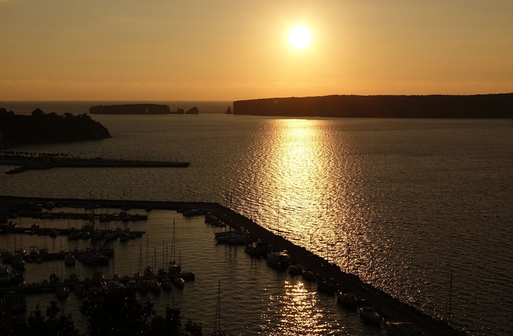 un gran cuerpo de agua con muchos barcos en él