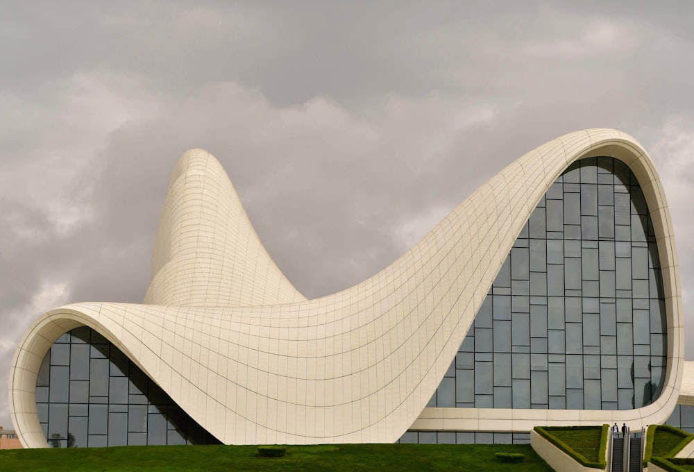 un grand bâtiment blanc avec un toit incurvé