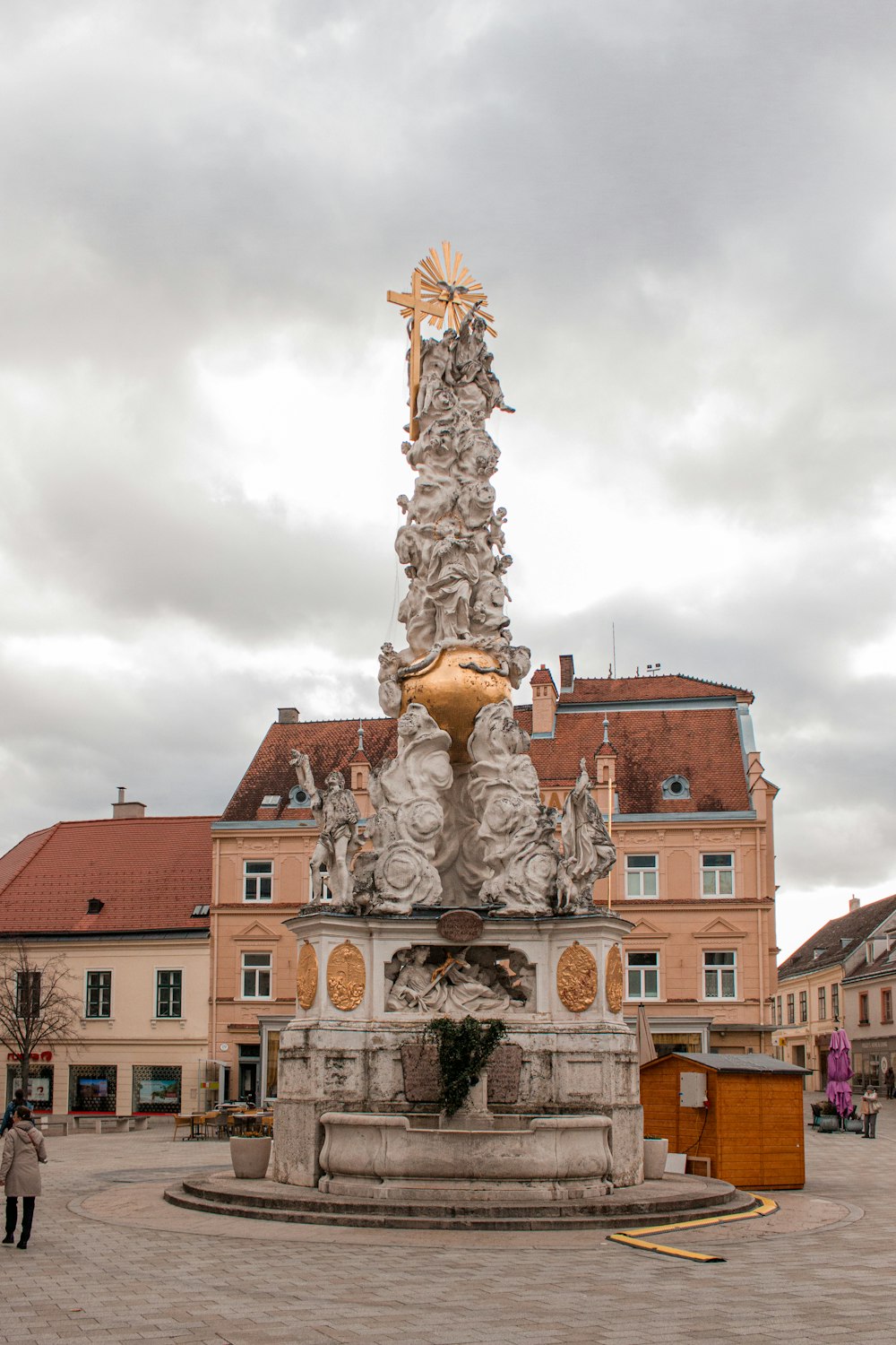 a statue in the middle of a courtyard