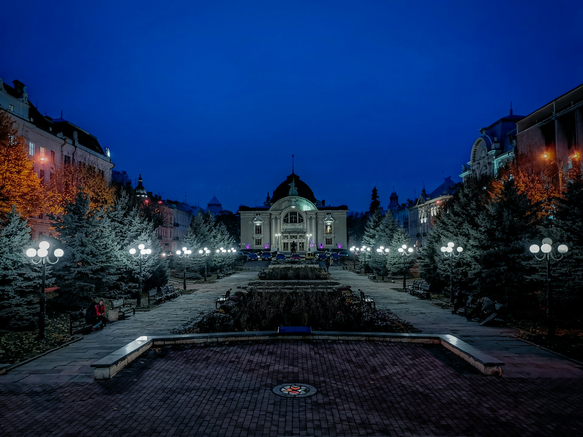 gray computer monitor