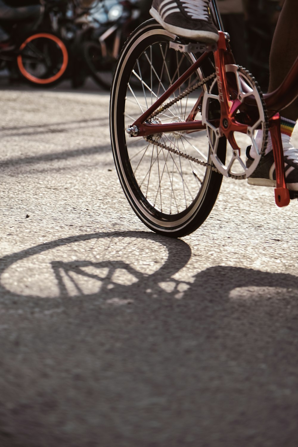 eine Person, die mit dem Fahrrad eine Straße entlang fährt