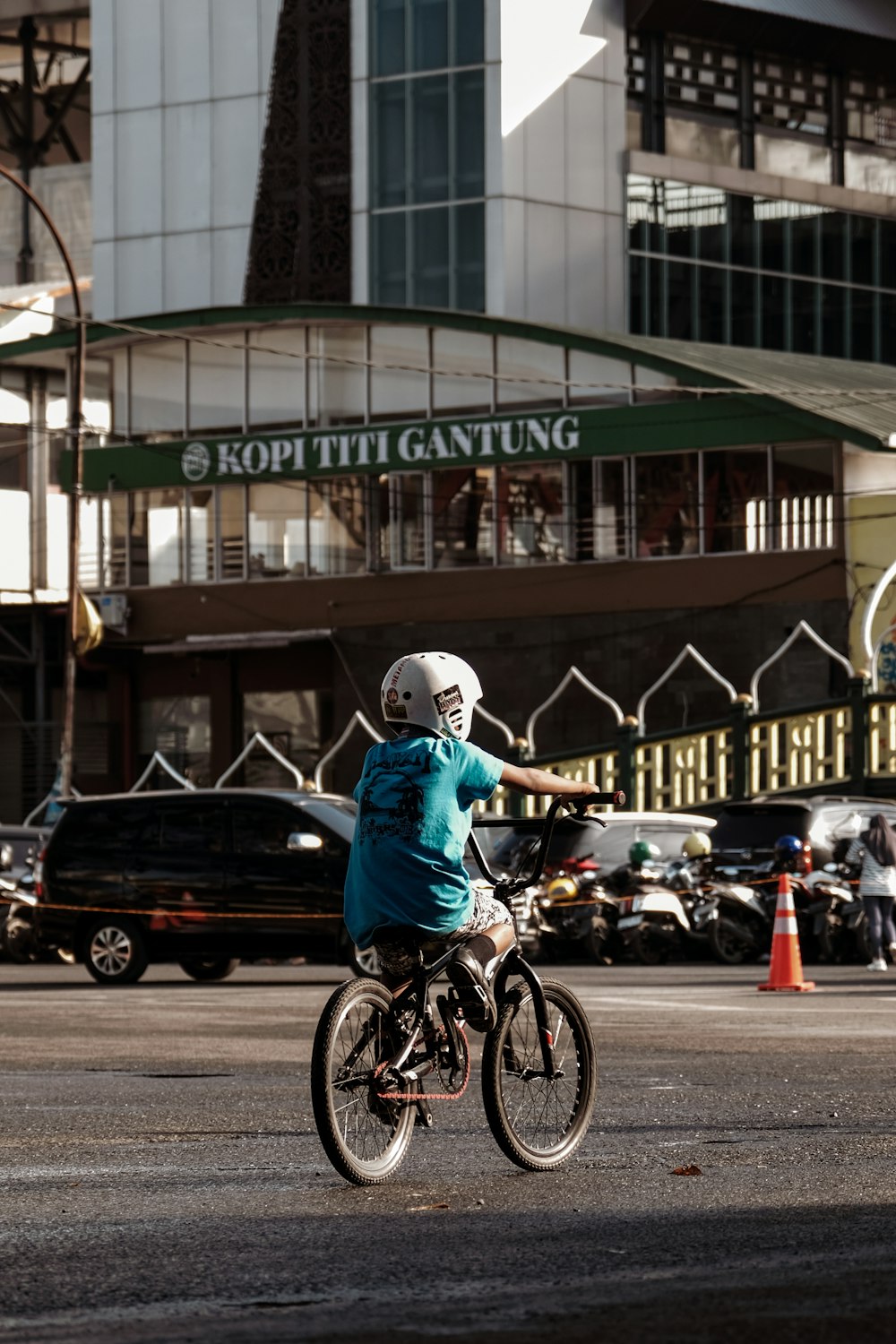 Eine Person, die auf einer Stadtstraße Fahrrad fährt